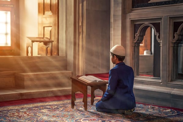 Anak laki-laki ibadah Itikaf saat Ramadhan