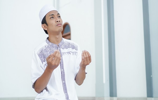 Umat muslim berdoa saat itikaf di 10 hari terakhir Ramadhan - Zakat.or.id