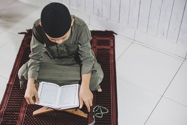 Anak Laki-Laki Baca Al-Quran Surat Yasin - Zakat.or.id