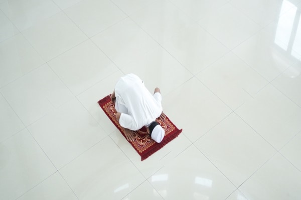 Muslim sholat dan doa di Bulan Syaban agar bertemu Ramadhan - Zakat.or.id