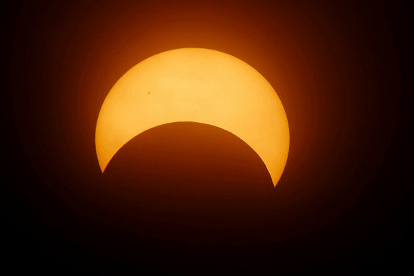 Ilustrasi gerhana matahari 