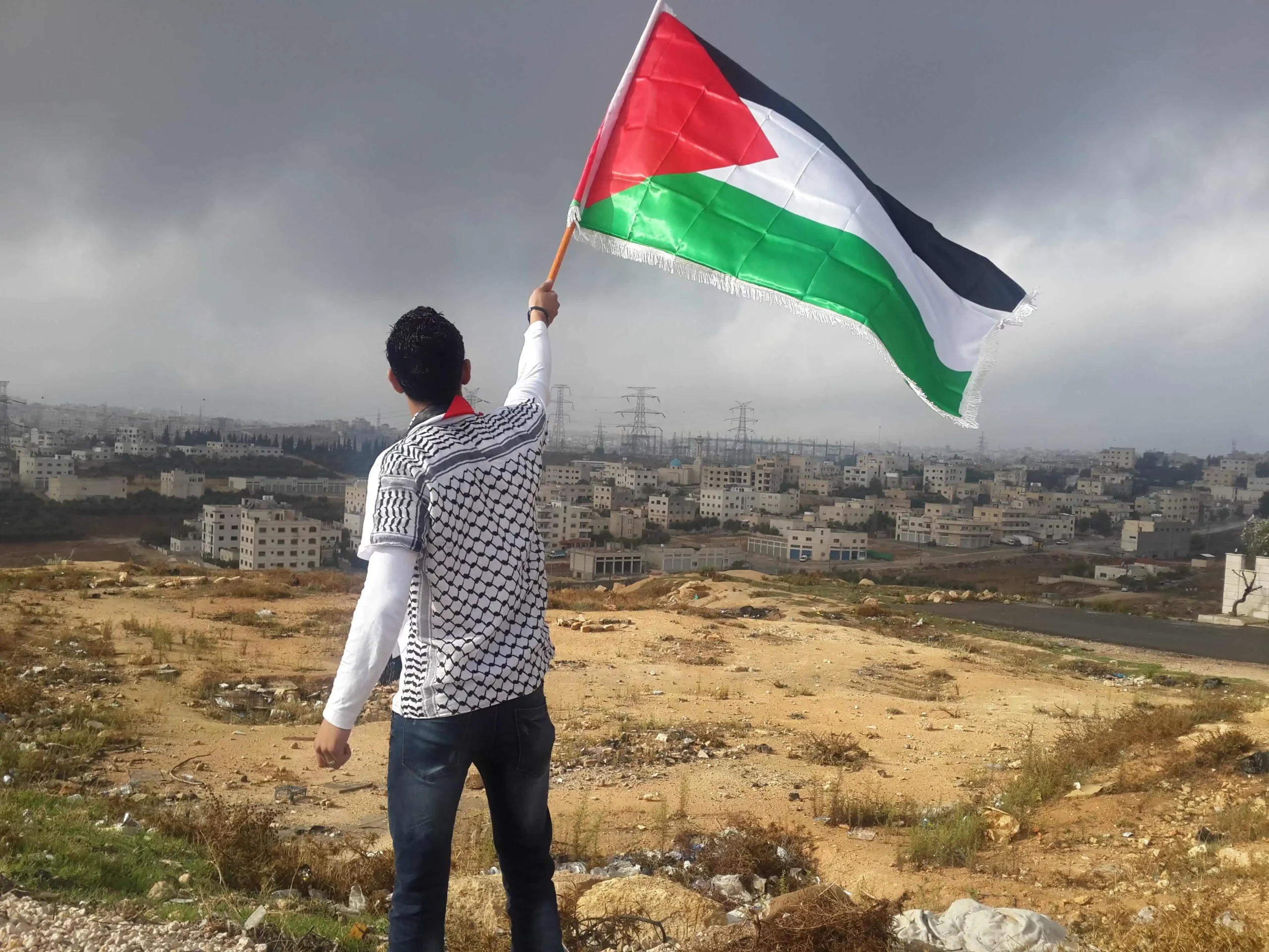 Muslim Mengibarkan Bendera Palestina