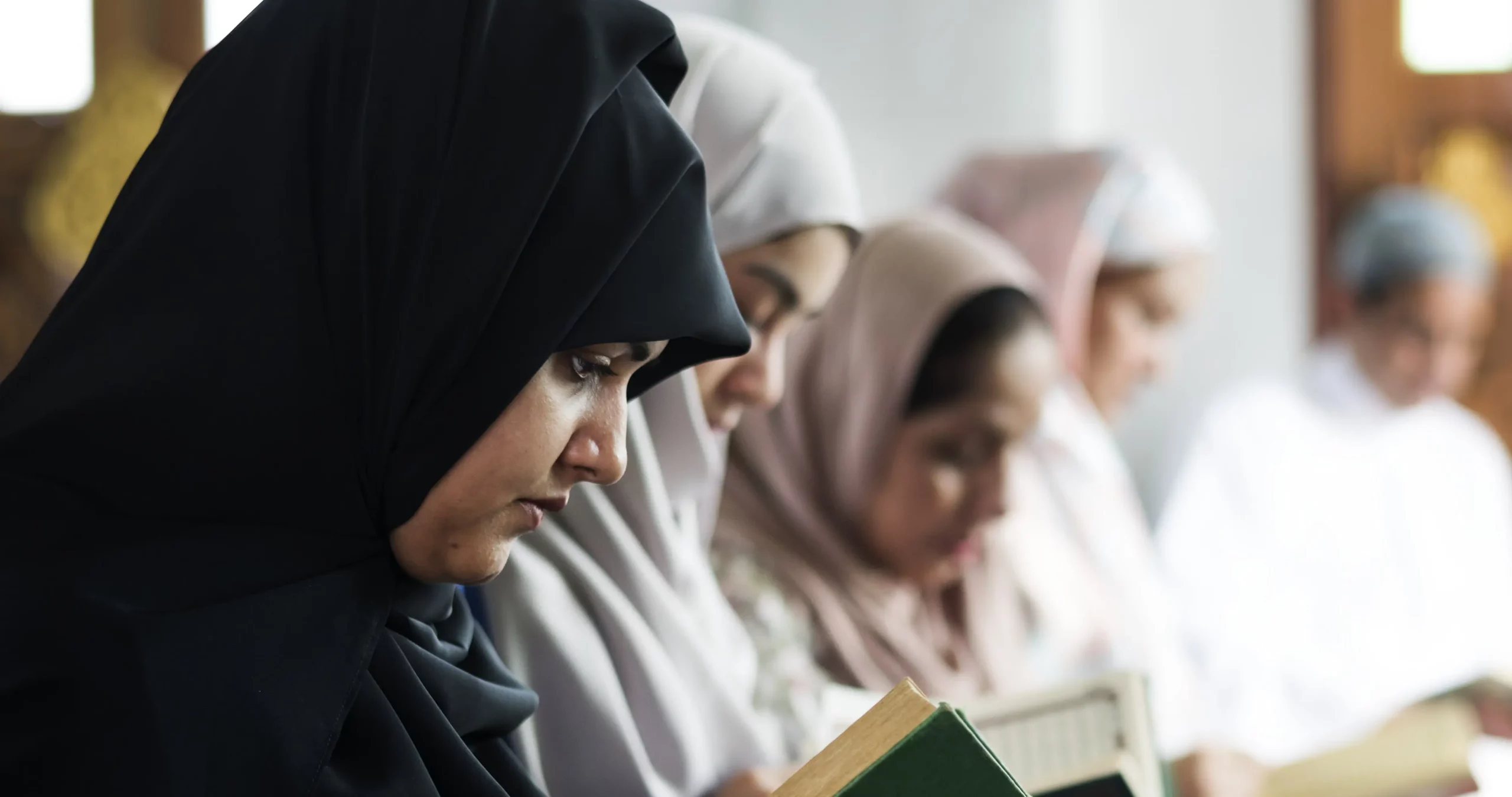 Perempuan Muslim Sedang Membaca Al-Quran