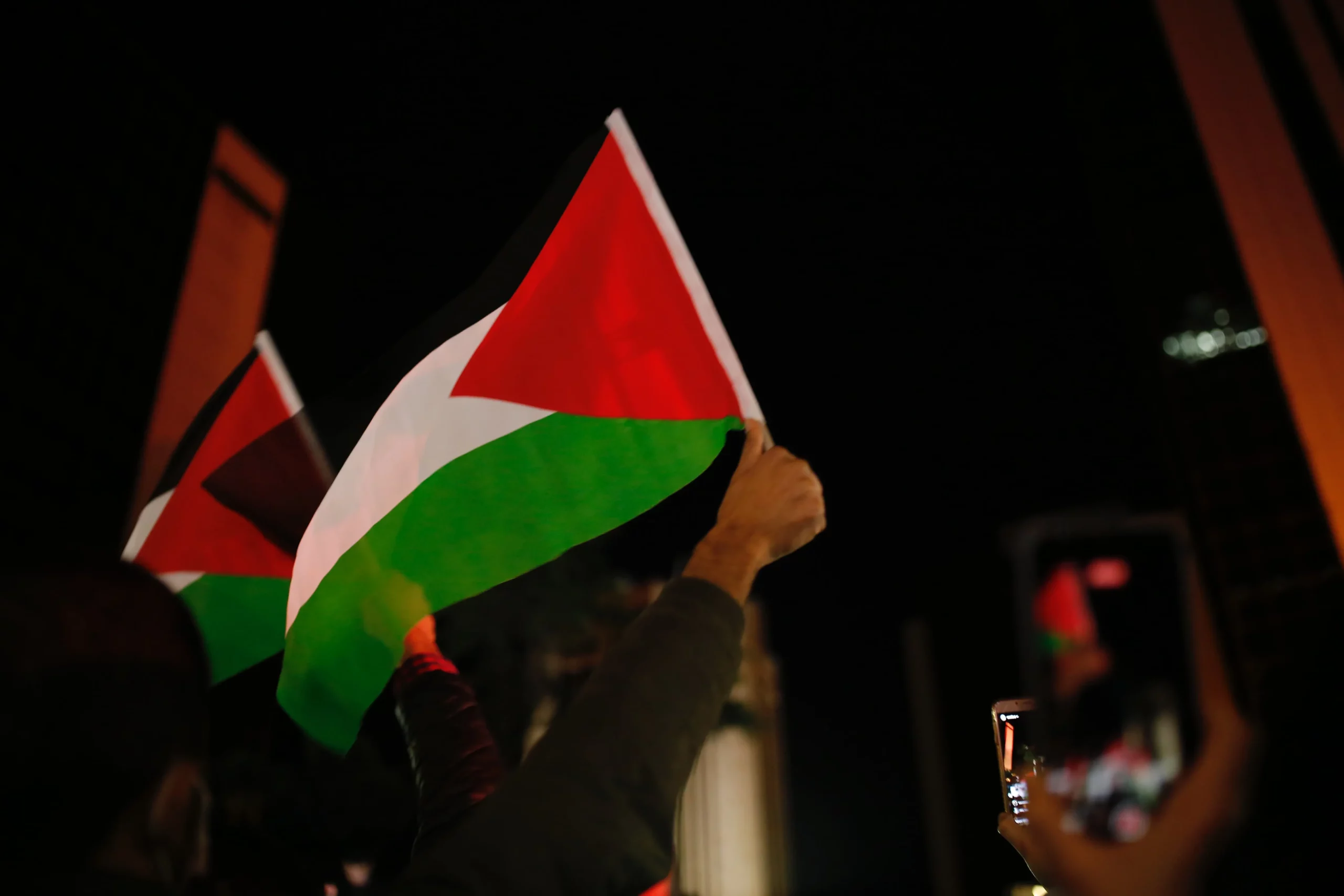 Seseorang sedang menggenggam bendera palestina