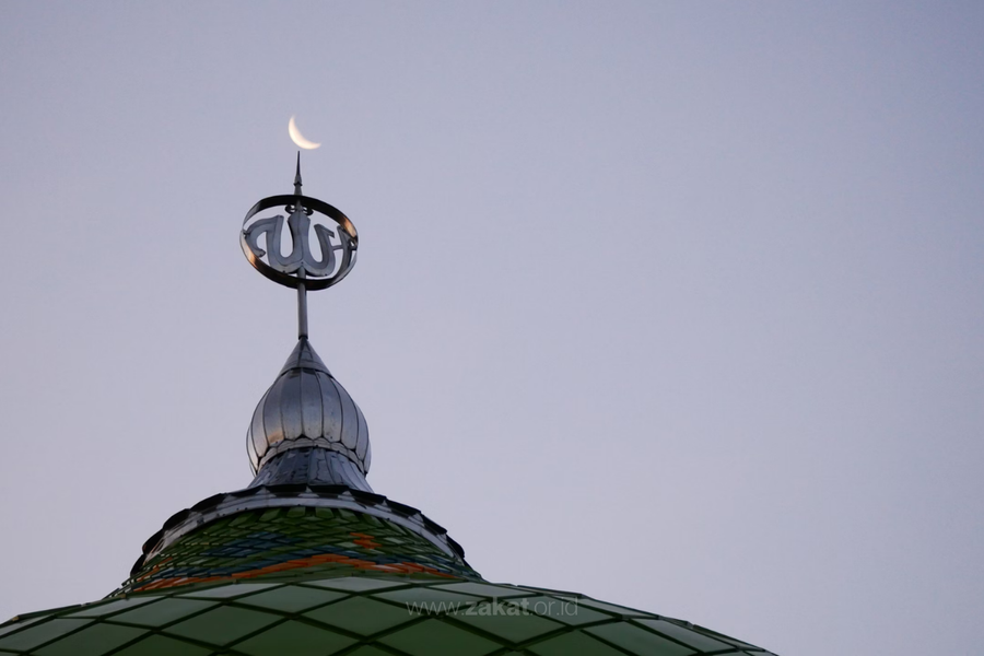 Kubah masjid dengan penampakan bulan (Unsplash)