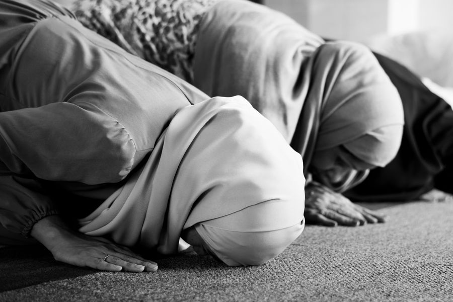 Beberapa muslimah sedang bersujud dalam sholat