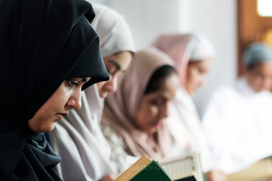 Perempuan muslim sedang belajar Al-Qur'an bersama di sebuah masjid