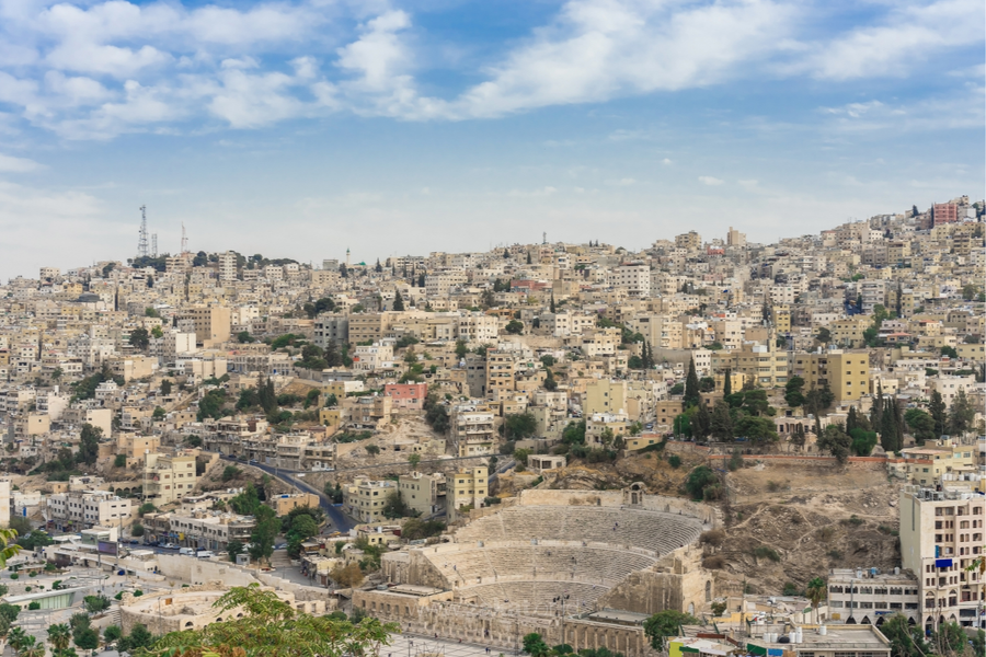 Ilustrasi kekaisaran Romawi dengan kenampakan Roman Theater in Amman, Jordan