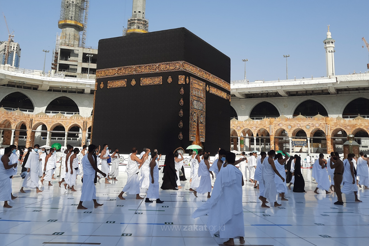 Beribadah di Masjidil Haram Mekkah menjadi salah satu alasan mengapa umat islam harus sehat dan kuat